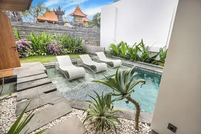 Image de Stylish & Relaxing Gem: 2 Bedrooms with private Pool ~ Steps to the Beach!