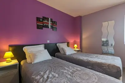 Image de Spacieuse Chambre avec Salle d'Eau Privée à Louer dans Maison d'Hôtes Contemporaine
