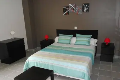 Image de Chambre \"Étoile Brune\" avec Salle d'eau Privative et Petit-Déjeuner Inclus, Neuvy-Saint-Sépulchre