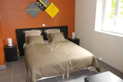 Image de Chambre confortable avec salle d'eau privative, cuisine et salon communs, petit-déjeuner inclus.