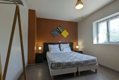 Image de Chambre Pmr avec Salle d'Eau Privative, Grande Lit, et Petit-Déjeuner Inclus in Neuvy-Saint-Sépulchre
