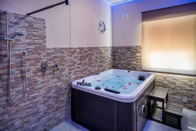 Image de Golden house vacation home with jacuzzi