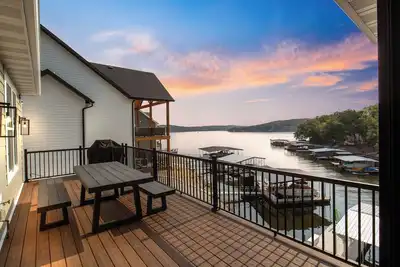 Image de Lakefront Home w/ Arcade Games, Wet Bar, Dock, Workspace & Stunning Views