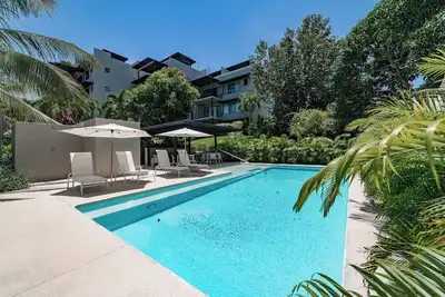 Image de Chic Central Living: 1-Bedroom Condo Rental in Prime Location