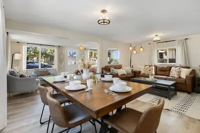 Image de Downtown Windsor Home with Hot Tub & Pool Table