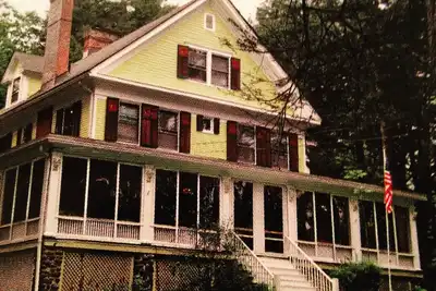 Image de Charming 7-bedroom Victorian Manor House with Ac, WiFi in beautiful Canadensis