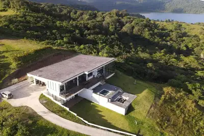 Image de Casa Tres Vistas: Arenal Volcano & Lake Views, Hot Tub, Pool Table, Sleeps 10