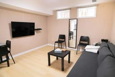 Image de Cozy Bachelor Suite w/ Private Entrance & Parking