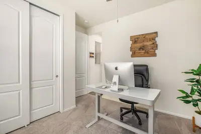Image de Spacious 3 Bed, Office, 3 Bath at the base of the Foothills