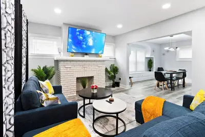 Image de Cozy renovated Near Dt & Cleveland Clinic, King bed, 3 Bedroom with WiFi, Ac