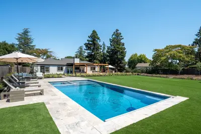 Image de Upscale 3 Bd + Bonus, Pool, Spa, Minutes to Plaza