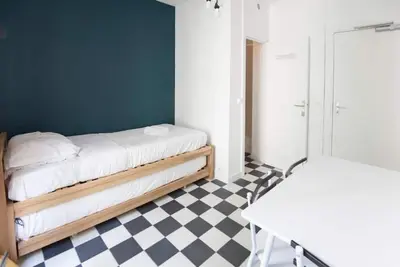 Image de Au pied de la butte Montmartre avec toutes sortes de commerces à moins de 5 mins