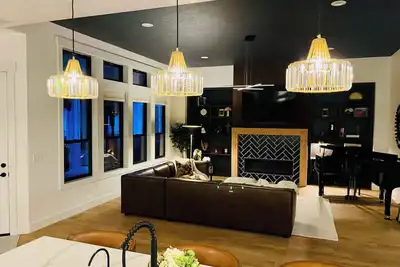 Image de New Luxury Escape, Mountain Views, Pool & River Access!