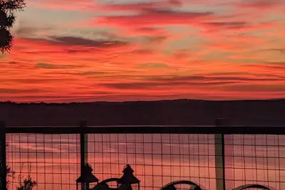 Image de Cliffside Luxury Waterfront Home. Stunning Views Year Round! ! ! Pet-Friendly.