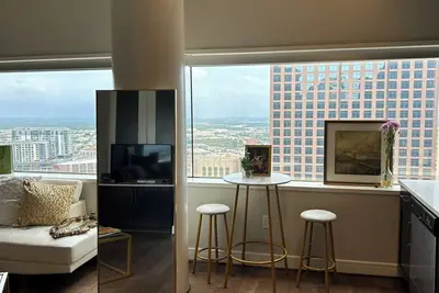 Image de Luxury Egyptian Getaway in brilliant Dallas WiFi, W\/D, Smart Tv