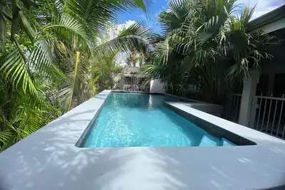 Image de House and Guest house w/ saltwater pool. private and gated. 5 bedroom 2. 5 bath