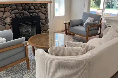 Image de Newly renovated home with lake views, only one block from the beach!