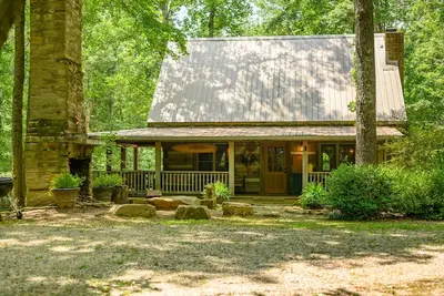 Image de Nostalgic log cabin antique furnishings nestled in wooded serenity Pet Friendly!