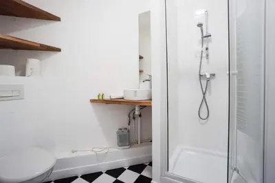 Image de Au pied de la butte Montmartre avec toutes sortes de commerces à moins de 5 mins