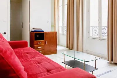 Image de Au pied de la butte Montmartre avec toutes sortes de commerces à moins de 5 mins