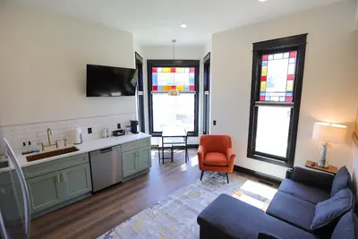 Image de Chic Urban apartment at the Victorian – Steps to Dining, Shops & Farmers Market