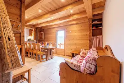Image de Chalet 'Gite Les Clapières - Petite Partie' avec vue sur montagne, terrasse privée et jardin partagé