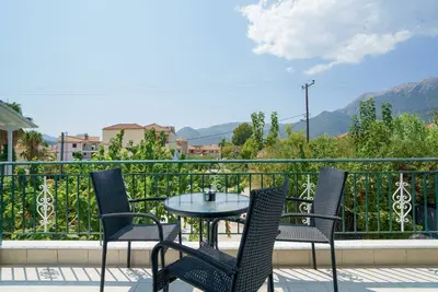 Image de Appartement 'My Home Nidri 1' avec terrasse privée, jardin privé et climatisation