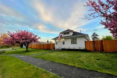 Image de ⭐️Spacious & Cozy 4br\/2bth, 3 Min to Jblm, Huge Yard⭐️