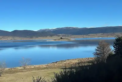 Image de Absolute Lakefront Apartment with beautiful views of the snowy mountains