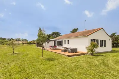 Image de Maison calme, entourée de marais, proche plage et commerces, avec jardin et équipements complets
