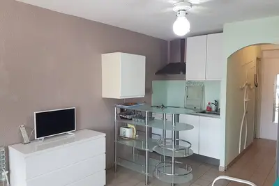 Image de Studio spacieux à Sète avec parking privé, terrasse et cuisine équipée