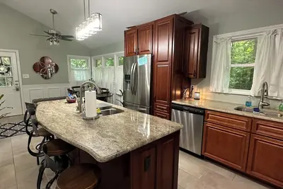 Image de Quiet, quaint 2 bedroom 2 bath upstairs apartment 3. 5 miles from Unc