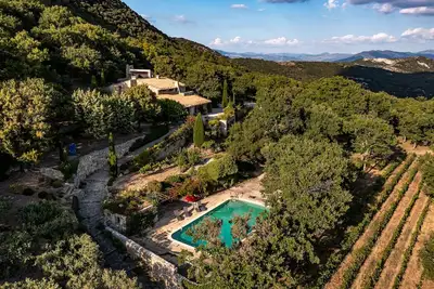 Image de Fabuleux mas, vue panoramique des Dentelles de Montmirail au Mont Ventoux