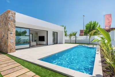 Image de Luxury 3-bedroom villa with Ac + Heated private pool in beautiful town