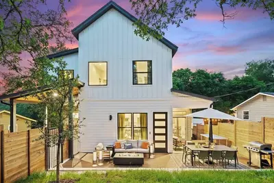 Image de Modern 4br House in Trendy East Atx w/ Hot Tub! Near All Austin Hot Spots!