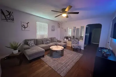 Image de Forget your worries in this spacious, serene 1-bedroom unit with lots of charm.