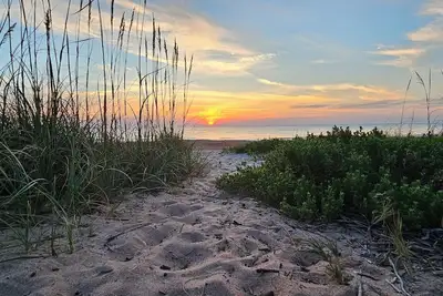 Image de Family Fun Beach Hideaway - 100 Steps to the Sand