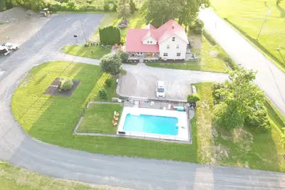 Image de A beautiful 6-bedroom farmhouse in the countryside of Frankfort, Ny.