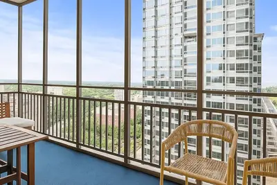 Image de Cozy-chic 2bed tucked right where all the fun happens—downtown Atlanta vibes!