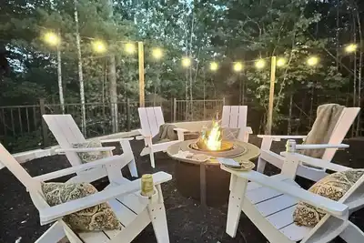 Image de Brand New! Walk to town! Hot tub, arcade pub, fire pit! Private, gated community
