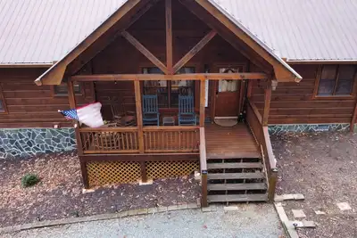 Image de Cozy cabin, close to town, fence, gameroom, dogs ok, firepit, great for families