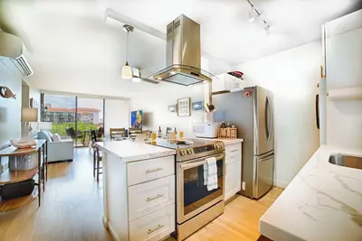 Image de Remodeled charming 2-bed 2 bath unit with ocean view, split Ac, fully furnished