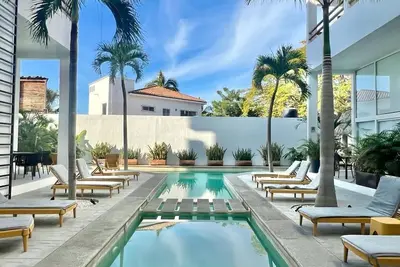 Image de Elegant Coastal Studio; just minutes from the beach