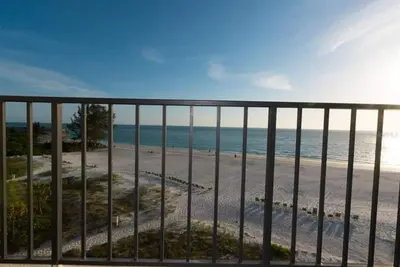 Image de 2-bedroom condo in Siesta Key with Magnificent Gulf Views and beach access.
