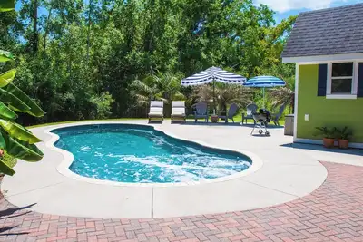 Image de Charming 3-bedroom home with a private pool and firepit. 15 min from the beach.