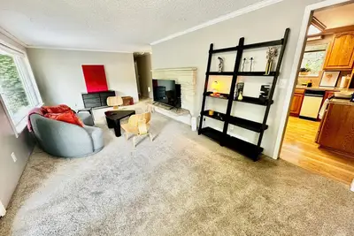 Image de Unit surrounded by trees\nWasher and Dryer + Pet friendly!