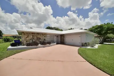 Image de The Purple Palm House - Relaxing 2-bedroom house in Sebring with WiFi & Hot Tub