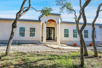 Image de Cheerful lake side mansion minutes to the lake
