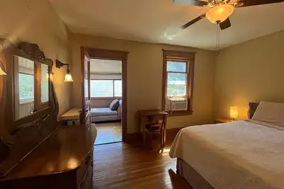 Image de Large, comfortable, private three bedroom home in South Parkdale, Toronto!