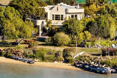 Image de Camelot Island Retreat / 4-bedroom house at peaceful Best Island waterfront.
